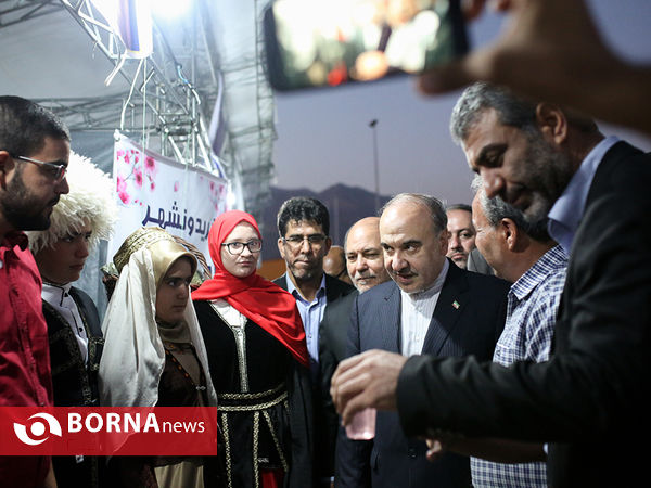 بازدید وزیر ورزش و جوانان از نمایشگاه توانمندیهای روستاییان و عشایر