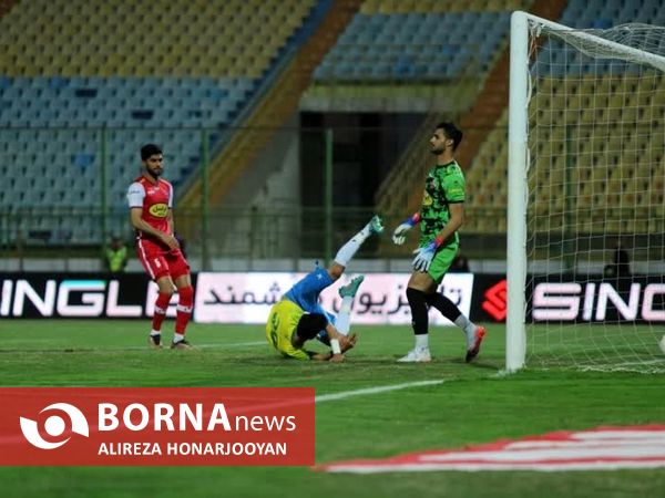 دیدار تیم های فوتبال صنعت نفت - پرسپولیس