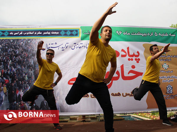 پیاده روی خانوادگی به مناسبت عید مبعث در شیراز ‎