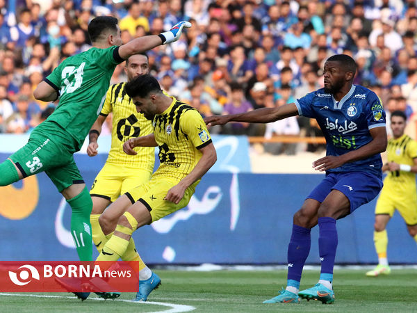 دیدار تیم های فوتبال استقلال- نفت مسجدسلیمان