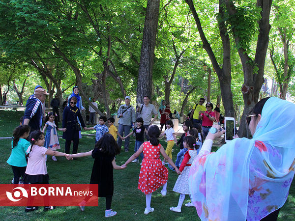 گردشگران خارجی در باغ ارم شیراز