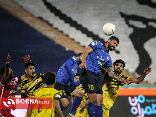 دیدار تیم های فوتبال  استقلال - نود ارومیه