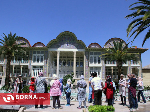 گردشگران خارجی در باغ ارم شیراز