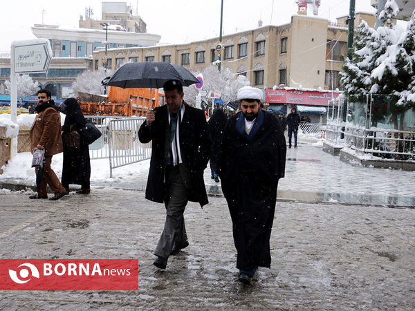 مشهد زیر چتر برف