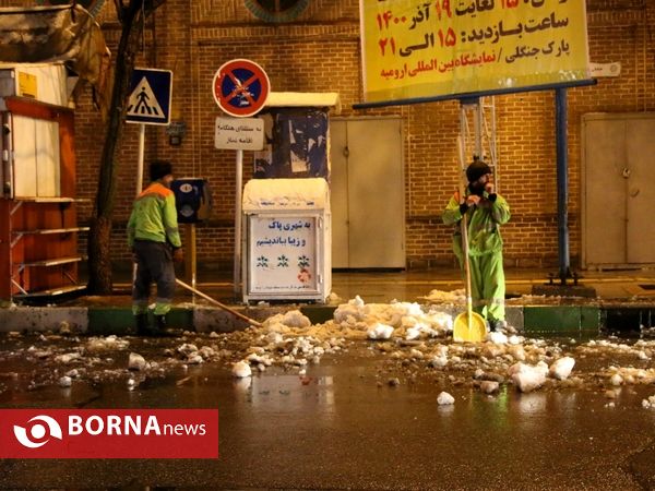 پاکسازی معابر برفی شهر ارومیه توسط عوامل شهرداری