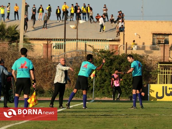 در حاشیه دیدار تیم های فوتبال صنعت نفت - نساجی