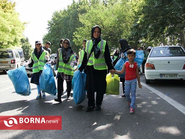 پاکسازی پارک شیان از زباله‌های نایلونی