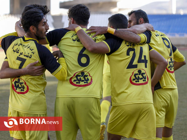 دیدار تیم های فوتبال فجر سپاسی شیراز و ملوان بندر انزلی
