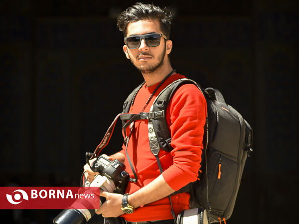 جوان متولد دهه۷۰ که در اوج جوانی علاقه و گرایش به عکاسی معماری دارد و این میراث کهن را در حین خرید خانواده‌اش در مقابل لنز دوربینش قرار داده است از دیگر مهمانان اصفهان است که از همدان به اینجا آمده که البته امروز تولدش نیز هست