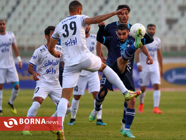 دیدار تیم های فوتبال پیکان - استقلال