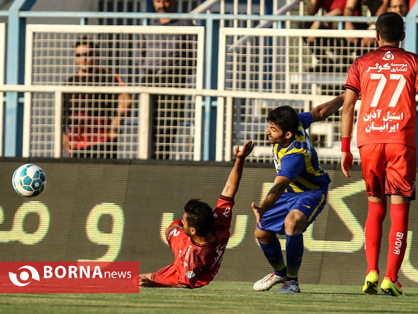 دیدار تیم‌های فوتبال گسترش فولاد و پرسپولیس