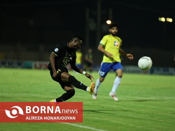 دیدار تیم های فوتبال صنعت نفت - سپاهان