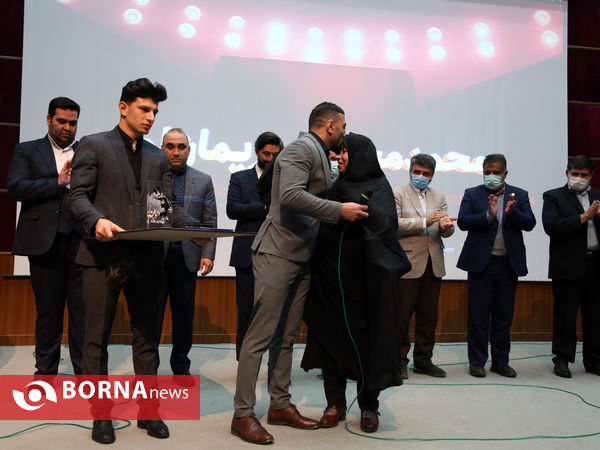 تجلیل از والدین قهرمانان ورزشی کشور در همایش «دامان»