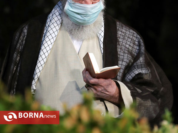 قرائت نماز رهبر انقلاب بر پیکر آیت‌الله حسن‌زاده آملی