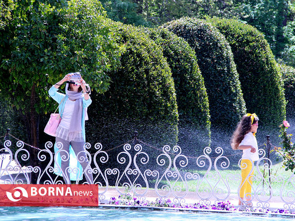 گردشگران خارجی در باغ ارم شیراز