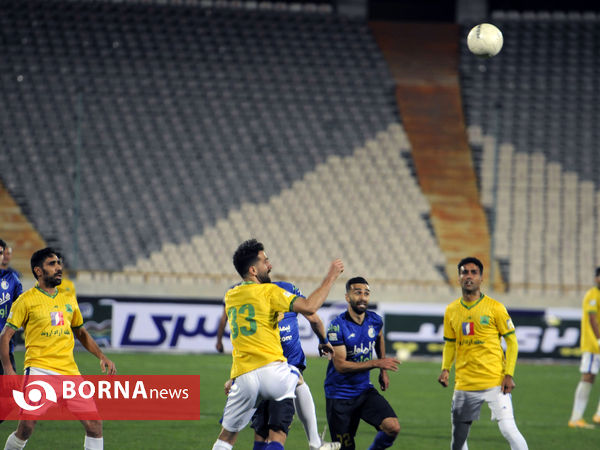 دیدار تیم های فوتبال استقلال - صنعت نفت آبادان