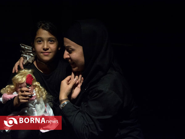 نمایش یک شاخه گل سرخ