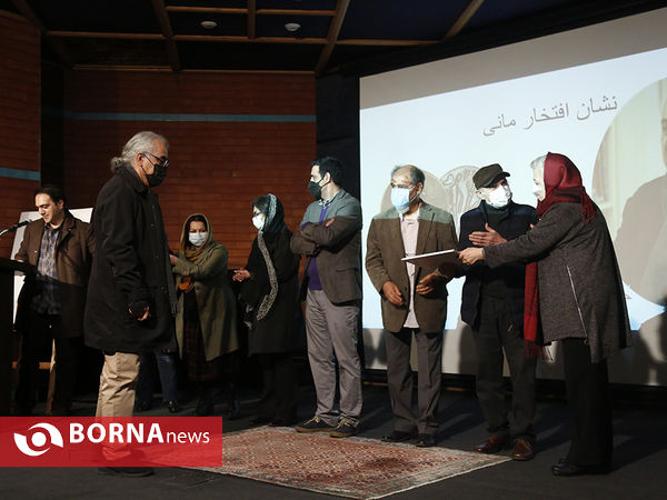 اهدا نشان  مانا و مانی انجمن هنرمندان نقاش ایران