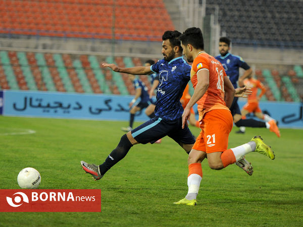 دیدار تیم های فوتبال پیکان - سایپا