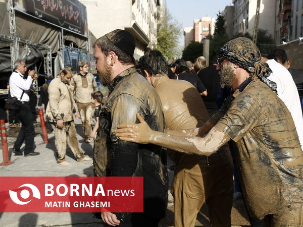 آیین گل مالی در حسینیه لرستانی های تهران