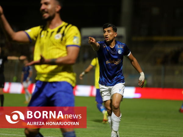 دیدار تیم های فوتبال نفت مسجدسلیمان - استقلال