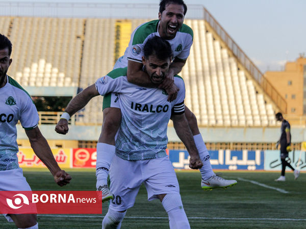 دیدار تیم های فوتبال آلومینیوم اراک-تراکتور سازی تبریز