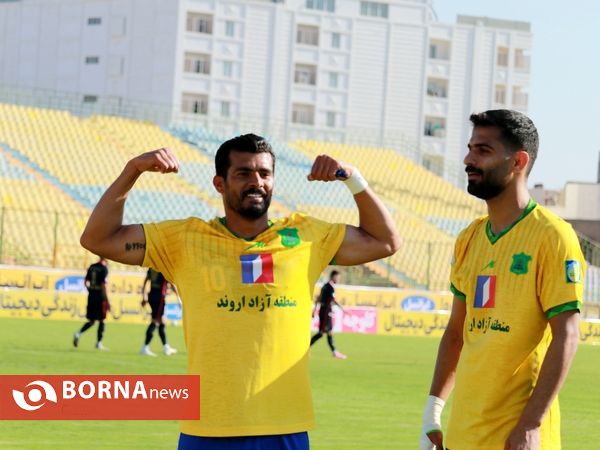 در حاشیه دیدار تیم های فوتبال صنعت نفت - نساجی