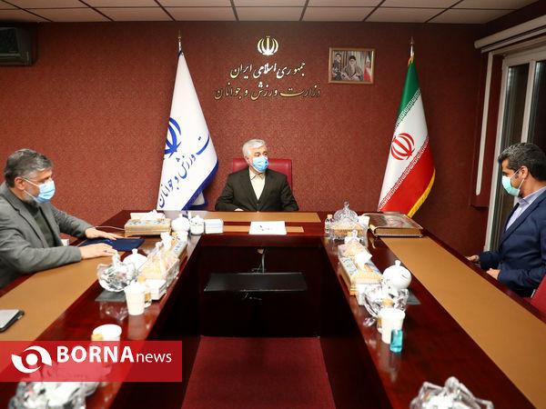 اعطای حکم ریاست هادی ساعی از سوی وزیر ورزش و جوانان