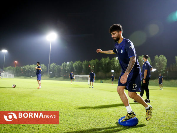 تمرین تیم فوتبال استقلال تهران در دانشگاه قطر