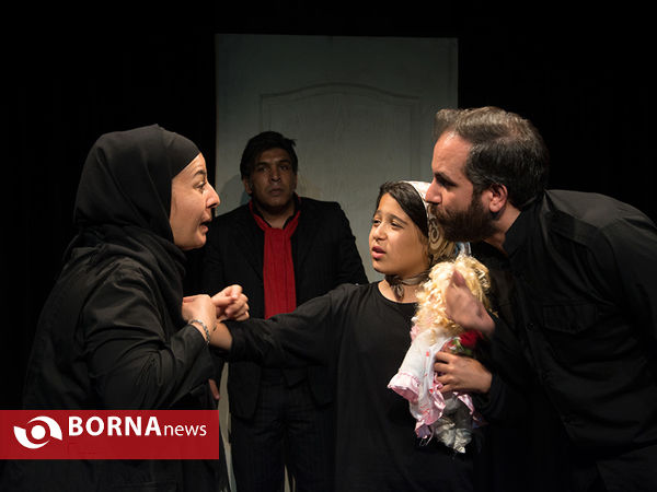 نمایش یک شاخه گل سرخ