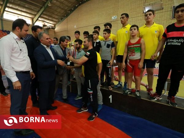 فینال و اهداء مدال مسابقات کشتی خردسالان قهرمان کشوری در آبادان