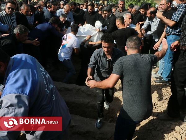 تشییع جانباختگان متروپل در آرامستان آبادان
