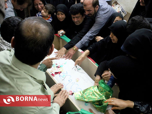 وداع خانواده شهید محمد قایدی با فرزندشان پس از 32 سال فراق