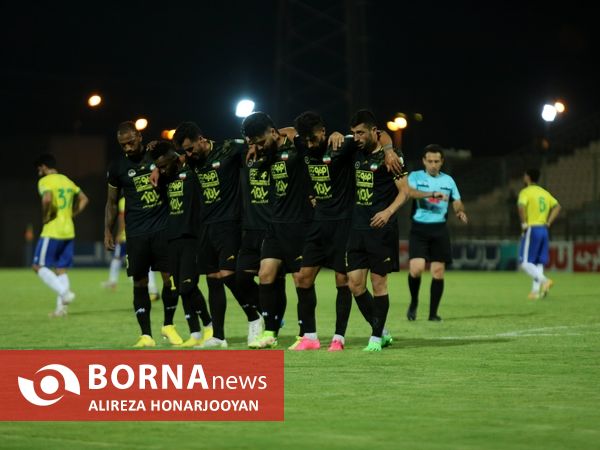 دیدار تیم های فوتبال صنعت نفت - سپاهان