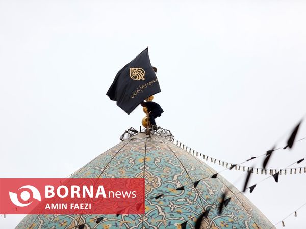 برافراشتن پرچم عزای حسینی در حرم شاهچراغ(ع)