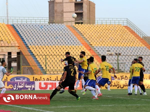 دیدار تیم های فوتبال صنعت نفت - سپاهان