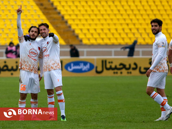 دیدار تیم های پدیده مشهد و مس رفسنجان