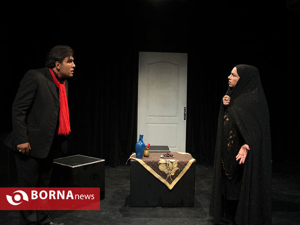 نمایش یک شاخه گل سرخ