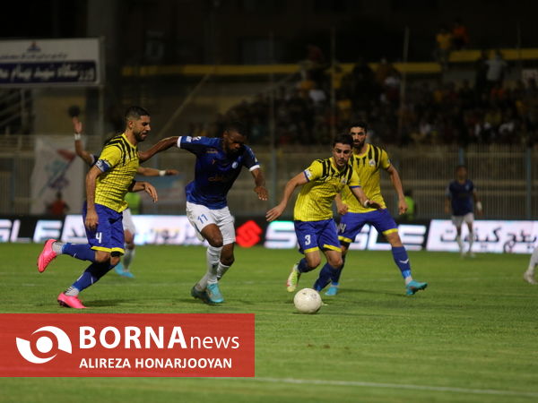 دیدار تیم های فوتبال نفت مسجدسلیمان - استقلال