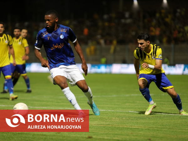 دیدار تیم های فوتبال نفت مسجدسلیمان - استقلال