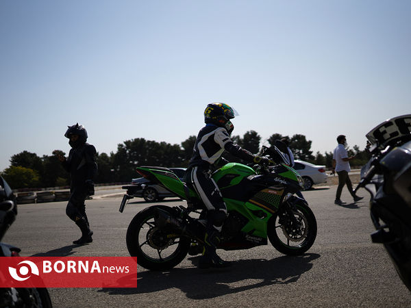 مسابقه درگ موتورسواری بانوان