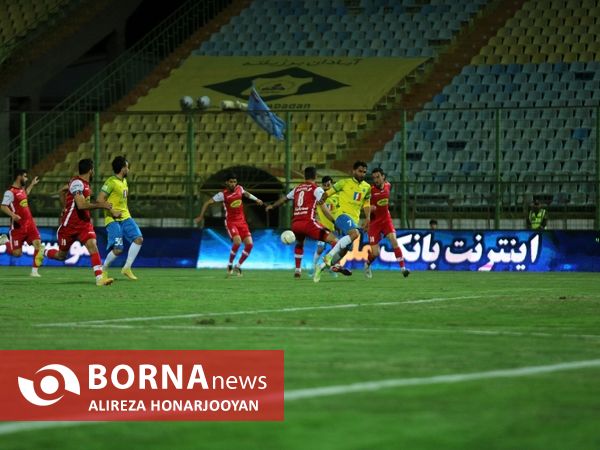 دیدار تیم های فوتبال صنعت نفت - پرسپولیس