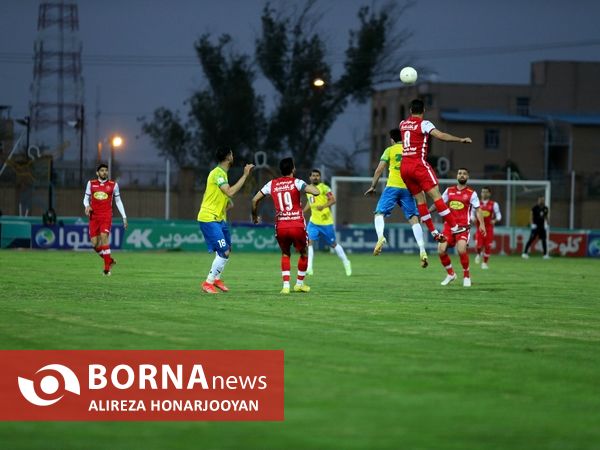 دیدار تیم های فوتبال صنعت نفت - پرسپولیس