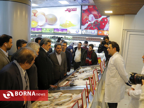 بازدید شهردار تهران از فروش ویژه فروشگاه های شهروند و میدان میوه و تربار