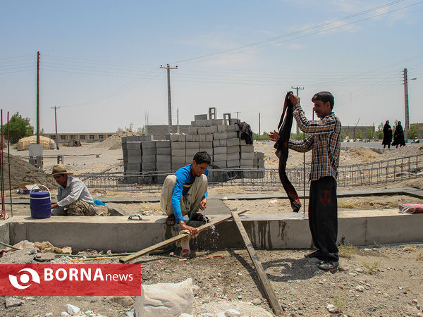 مردان در حال ساختن خانه در روستای " چاه داد خدا "