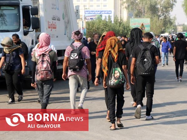 پیاده روی زوار اربعین حسینی در مسیر نجف به کربلا