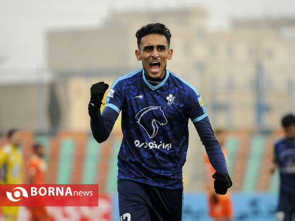 دیدار تیم های فوتبال پیکان - سایپا