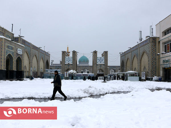 مشهد زیر چتر برف