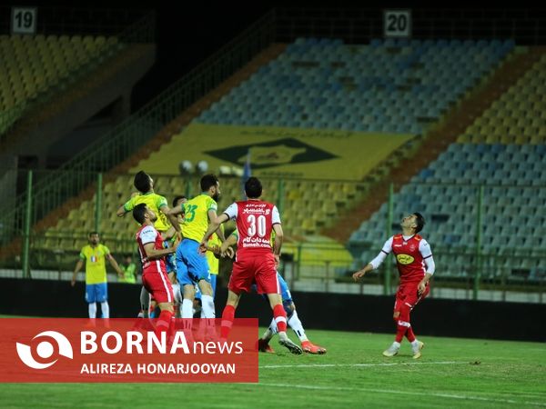 دیدار تیم های فوتبال صنعت نفت - پرسپولیس