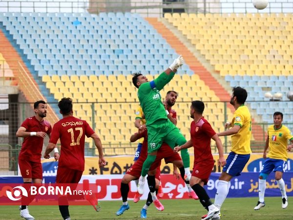 دیدار تیم های فوتبال صنعت نفت - پدیده